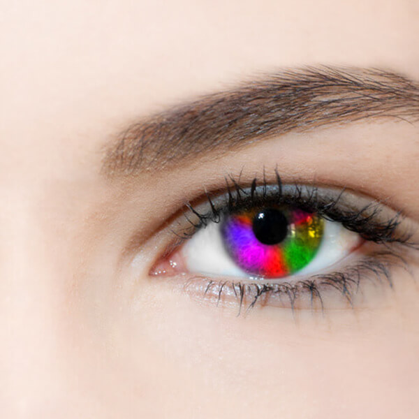 Falscher Umgang mit Motiv-Kontaktlinsen gefährdet die Augengesundheit – nicht nur zu Karneval. Ein paar Tipps vom Kontaktlinsenexperten helfen. (Foto: fotolia/Jürgen Fälchle)