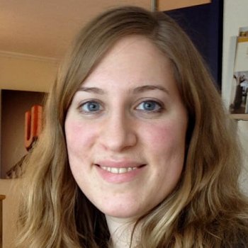 Praktikantin Sarah Klein studiert Augenoptik